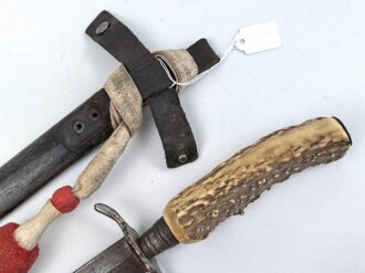 1. Weltkrieg Grabendolch mit Scheide und Troddel. Die Klinge vorne abgebrochen , Scheide Originallack " Uneroffizier Liebau"