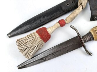 1. Weltkrieg Grabendolch mit Scheide und Troddel. Die Klinge vorne abgebrochen , Scheide Originallack " Uneroffizier Liebau"
