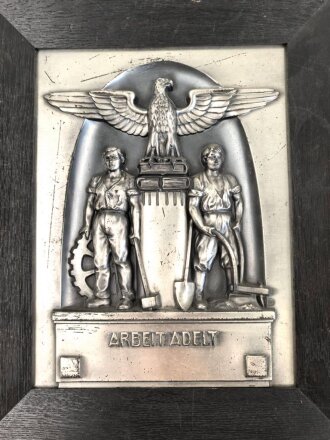 Grosse Wandplakette in zugehörigem Holzrahmen " Arbeit adelt" Maße 31 x 38cm, guter Zustand