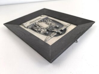 Grosse Wandplakette in zugehörigem Holzrahmen " Arbeit adelt" Maße 31 x 38cm, guter Zustand