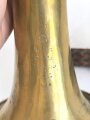 Frankreich, Messingtrompete mit Banderol, vermutlich für Kavallerie. Datiert 1865
