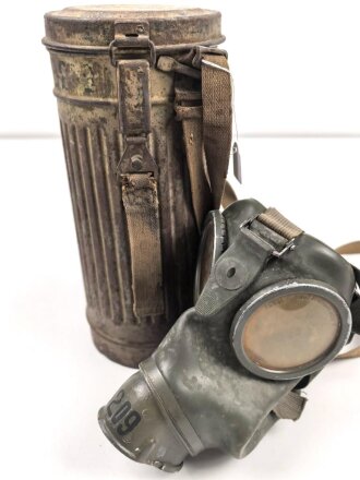 Bereitschaftsbüchse Modell 1938 für eine Gasmaske der Wehrmacht. Getragenes Stück, datiert 1941, originale Tarnlackierung. Ungereinigtes Stück , die Maske mit der gleichen Nummer innliegend