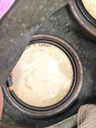 Bereitschaftsbüchse Modell 1938 für eine Gasmaske der Wehrmacht. Getragenes Stück, datiert 1941, originale Tarnlackierung. Ungereinigtes Stück , die Maske mit der gleichen Nummer innliegend