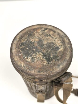 Bereitschaftsbüchse Modell 1938 für eine Gasmaske der Wehrmacht. Getragenes Stück, datiert 1941, originale Tarnlackierung. Ungereinigtes Stück , die Maske mit der gleichen Nummer innliegend