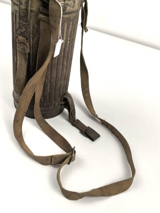 Bereitschaftsbüchse Modell 1938 für eine Gasmaske der Wehrmacht. Getragenes Stück, datiert 1941, originale Tarnlackierung. Ungereinigtes Stück , die Maske mit der gleichen Nummer innliegend
