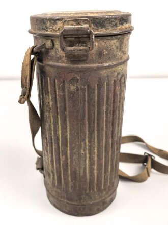 Bereitschaftsbüchse Modell 1938 für eine Gasmaske der Wehrmacht. Getragenes Stück, datiert 1941, originale Tarnlackierung. Ungereinigtes Stück , die Maske mit der gleichen Nummer innliegend