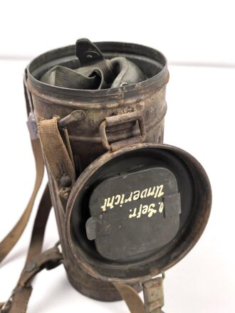 Bereitschaftsbüchse Modell 1938 für eine Gasmaske der Wehrmacht. Getragenes Stück, datiert 1941, originale Tarnlackierung. Ungereinigtes Stück , die Maske mit der gleichen Nummer innliegend