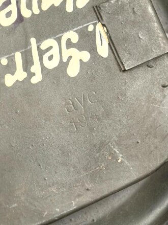 Bereitschaftsbüchse Modell 1938 für eine Gasmaske der Wehrmacht. Getragenes Stück, datiert 1941, originale Tarnlackierung. Ungereinigtes Stück , die Maske mit der gleichen Nummer innliegend