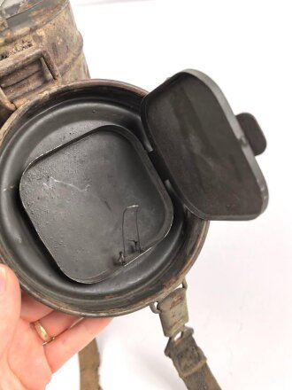 Bereitschaftsbüchse Modell 1938 für eine Gasmaske der Wehrmacht. Getragenes Stück, datiert 1941, originale Tarnlackierung. Ungereinigtes Stück , die Maske mit der gleichen Nummer innliegend