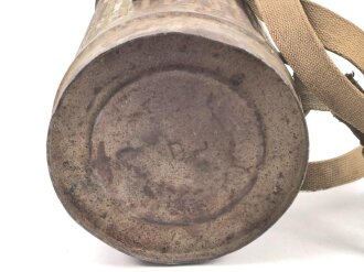 Bereitschaftsbüchse Modell 1938 für eine Gasmaske der Wehrmacht. Getragenes Stück, datiert 1941, originale Tarnlackierung. Ungereinigtes Stück , die Maske mit der gleichen Nummer innliegend
