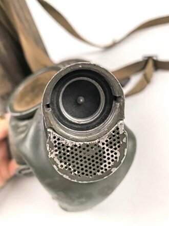 Bereitschaftsbüchse Modell 1938 für eine Gasmaske der Wehrmacht. Getragenes Stück, datiert 1941, originale Tarnlackierung. Ungereinigtes Stück , die Maske mit der gleichen Nummer innliegend