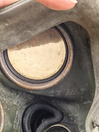 Bereitschaftsbüchse Modell 1938 für eine Gasmaske der Wehrmacht. Getragenes Stück, datiert 1941, originale Tarnlackierung. Ungereinigtes Stück , die Maske mit der gleichen Nummer innliegend