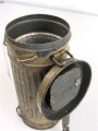 Bereitschaftsbüchse Modell 1938 für eine Gasmaske der Wehrmacht. Getragenes Stück, datiert 1938, originale Tarnlackierung.