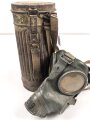 Bereitschaftsbüchse Modell 1938 für eine Gasmaske der Wehrmacht. Getragenes Stück, datiert 1941, originale Tarnlackierung. Ungereinigtes Stück , die Maske mit der gleichen Nummer innliegend