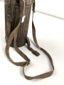 Bereitschaftsbüchse Modell 1938 für eine Gasmaske der Wehrmacht. Getragenes Stück, datiert 1941, originale Tarnlackierung. Ungereinigtes Stück , die Maske mit der gleichen Nummer innliegend
