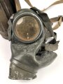 Bereitschaftsbüchse Modell 1938 für eine Gasmaske der Wehrmacht. Getragenes Stück, datiert 1941, originale Tarnlackierung. Ungereinigtes Stück , die Maske mit der gleichen Nummer innliegend