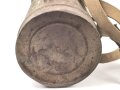 Bereitschaftsbüchse Modell 1938 für eine Gasmaske der Wehrmacht. Getragenes Stück, datiert 1941, originale Tarnlackierung. Ungereinigtes Stück , die Maske mit der gleichen Nummer innliegend