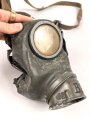 Bereitschaftsbüchse Modell 1938 für eine Gasmaske der Wehrmacht. Getragenes Stück, datiert 1941, originale Tarnlackierung. Ungereinigtes Stück , die Maske mit der gleichen Nummer innliegend