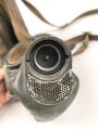 Bereitschaftsbüchse Modell 1938 für eine Gasmaske der Wehrmacht. Getragenes Stück, datiert 1941, originale Tarnlackierung. Ungereinigtes Stück , die Maske mit der gleichen Nummer innliegend