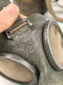 Bereitschaftsbüchse Modell 1938 für eine Gasmaske der Wehrmacht. Getragenes Stück, datiert 1941, originale Tarnlackierung. Ungereinigtes Stück , die Maske mit der gleichen Nummer innliegend