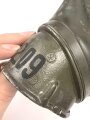 Bereitschaftsbüchse Modell 1938 für eine Gasmaske der Wehrmacht. Getragenes Stück, datiert 1941, originale Tarnlackierung. Ungereinigtes Stück , die Maske mit der gleichen Nummer innliegend