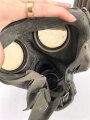 Bereitschaftsbüchse Modell 1938 für eine Gasmaske der Wehrmacht. Getragenes Stück, datiert 1941, originale Tarnlackierung. Ungereinigtes Stück , die Maske mit der gleichen Nummer innliegend