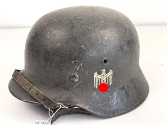 Heer, Stahlhelm  Modell 1940 mit Emblem. Zusammengehöriges, ungereinigtes Stück, EF64. Das Hakenkreuz von einen Kratzer durchzogen sonst gut