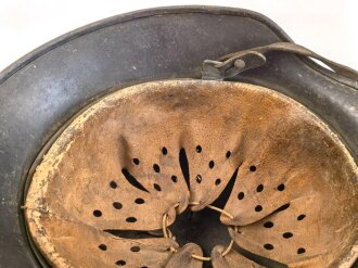 Heer, Stahlhelm  Modell 1940 mit Emblem. Zusammengehöriges, ungereinigtes Stück, EF64. Das Hakenkreuz von einen Kratzer durchzogen sonst gut