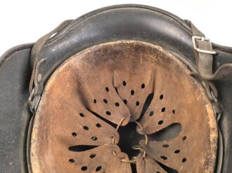 Heer, Stahlhelm  Modell 1940 mit Emblem. Zusammengehöriges, ungereinigtes Stück, EF64. Das Hakenkreuz von einen Kratzer durchzogen sonst gut