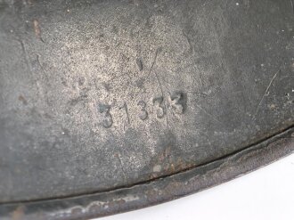 Heer, Stahlhelm  Modell 1940 mit Emblem. Zusammengehöriges, ungereinigtes Stück, EF64. Das Hakenkreuz von einen Kratzer durchzogen sonst gut