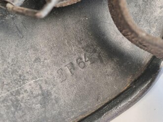 Heer, Stahlhelm  Modell 1940 mit Emblem. Zusammengehöriges, ungereinigtes Stück, EF64. Das Hakenkreuz von einen Kratzer durchzogen sonst gut