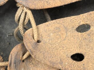 Heer, Stahlhelm  Modell 1940 mit Emblem. Zusammengehöriges, ungereinigtes Stück, EF64. Das Hakenkreuz von einen Kratzer durchzogen sonst gut