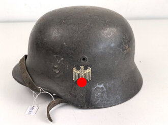 Heer, Stahlhelm  Modell 1940 mit Emblem. Zusammengehöriges, ungereinigtes Stück, EF64. Das Hakenkreuz von einen Kratzer durchzogen sonst gut