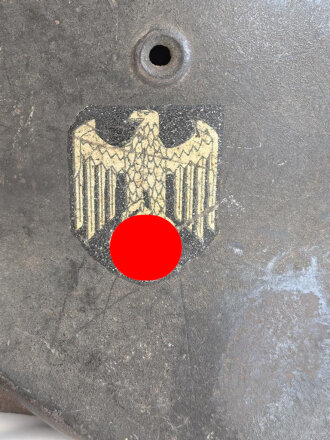 Heer, Stahlhelm  Modell 1940 mit Emblem. Zusammengehöriges, ungereinigtes Stück, EF64. Das Hakenkreuz von einen Kratzer durchzogen sonst gut