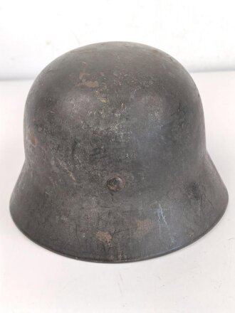 Heer, Stahlhelm  Modell 1940 mit Emblem. Zusammengehöriges, ungereinigtes Stück, EF64. Das Hakenkreuz von einen Kratzer durchzogen sonst gut