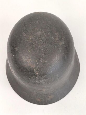 Heer, Stahlhelm  Modell 1940 mit Emblem. Zusammengehöriges, ungereinigtes Stück, EF64. Das Hakenkreuz von einen Kratzer durchzogen sonst gut