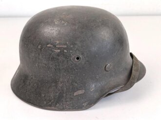 Heer, Stahlhelm  Modell 1940 mit Emblem. Zusammengehöriges, ungereinigtes Stück, EF64. Das Hakenkreuz von einen Kratzer durchzogen sonst gut