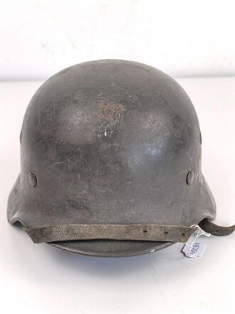 Heer, Stahlhelm  Modell 1940 mit Emblem. Zusammengehöriges, ungereinigtes Stück, EF64. Das Hakenkreuz von einen Kratzer durchzogen sonst gut
