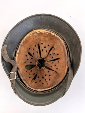Heer, Stahlhelm  Modell 1940 mit Emblem. Zusammengehöriges, ungereinigtes Stück, EF64. Das Hakenkreuz von einen Kratzer durchzogen sonst gut