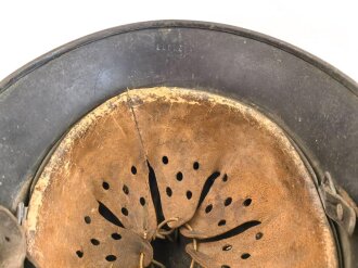 Heer, Stahlhelm  Modell 1940 mit Emblem. Zusammengehöriges, ungereinigtes Stück, EF64. Das Hakenkreuz von einen Kratzer durchzogen sonst gut