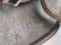 Heer, Stahlhelm  Modell 1940 mit Emblem. Zusammengehöriges, ungereinigtes Stück, EF64. Das Hakenkreuz von einen Kratzer durchzogen sonst gut
