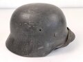 Heer, Stahlhelm  Modell 1940 mit Emblem. Zusammengehöriges, ungereinigtes Stück, EF64. Das Hakenkreuz von einen Kratzer durchzogen sonst gut