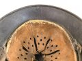 Heer, Stahlhelm  Modell 1940 mit Emblem. Zusammengehöriges, ungereinigtes Stück, EF64. Das Hakenkreuz von einen Kratzer durchzogen sonst gut