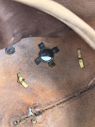 Bayern, Raupenhelm Modell 1868 für Artilleristen . Guter Gesamtzustand, die Raupe fehlt