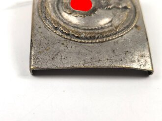 Koppelschloss für Angehörige des NSKK. Stark getragenes Stückmit auf der Spitze stehendem Hakenkreuz.