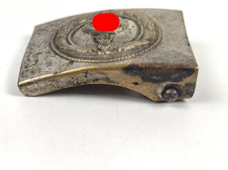 Koppelschloss für Angehörige des NSKK. Stark getragenes Stückmit auf der Spitze stehendem Hakenkreuz.