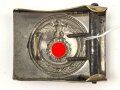 Koppelschloss für Angehörige des NSKK. Stark getragenes Stückmit auf der Spitze stehendem Hakenkreuz.
