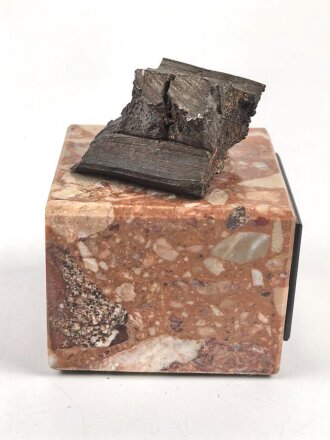 Bombensplitter auf neuzeitlicher Montierung, Laut Beschriftung aus Hamburg vom Februat 1945. Große des Splitters etwa 3 x 3 x 2cm