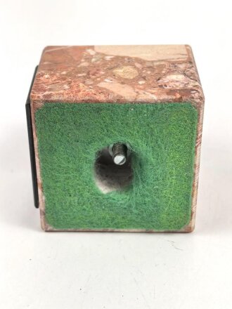 Bombensplitter auf neuzeitlicher Montierung, Laut Beschriftung aus Hamburg vom Februat 1945. Große des Splitters etwa 3 x 3 x 2cm