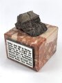 Bombensplitter auf neuzeitlicher Montierung, Laut Beschriftung aus Hamburg vom Februat 1945. Große des Splitters etwa 3 x 3 x 2cm